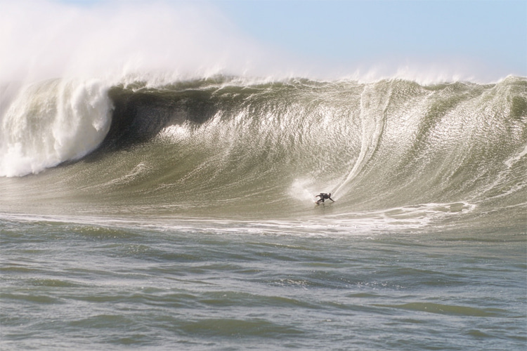 Lucas ‘Chumbo’ rides Brazil’s largest wave at Laje da Jaguaruna